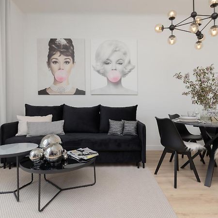Fashionable City Center Apartment By Noclegi Renters Varsovie Extérieur photo