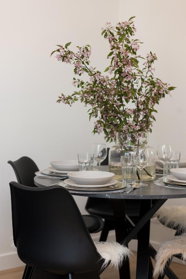 Fashionable City Center Apartment By Noclegi Renters Varsovie Extérieur photo
